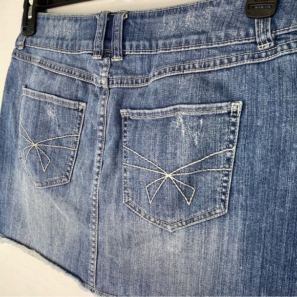 Distressed Elle sequin patch jean skirt - Picture 5 of 6